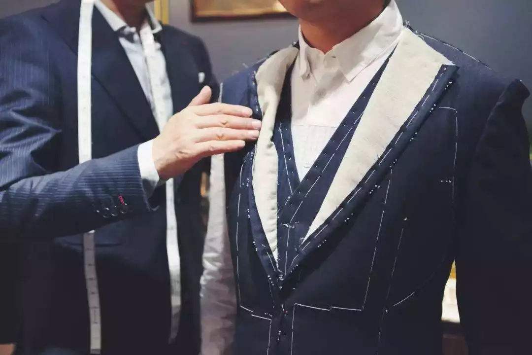 企業(yè)在選擇工作服的時(shí)候應(yīng)該如何挑選